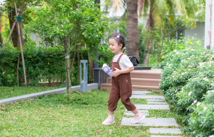 NỤ CƯỜI CỦA BÉ TỎA SÁNG CẢ KHU VƯỜN